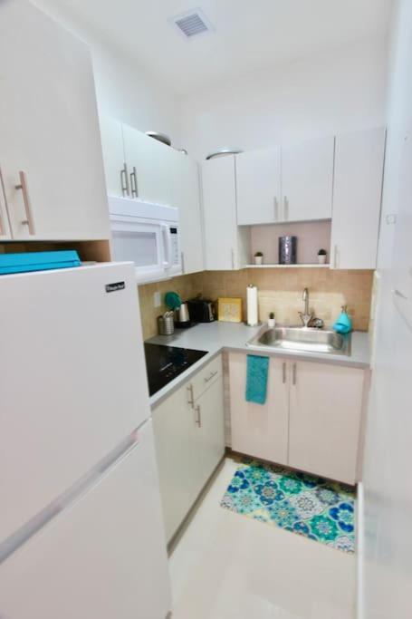 Апартаменты Modern 1/1, Half A Block From The Ocean Майами-Бич Экстерьер фото